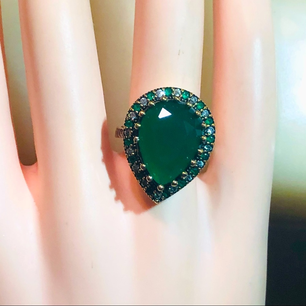 🍀Art Deco Pear Shaped Emerald & Diamond Ring!